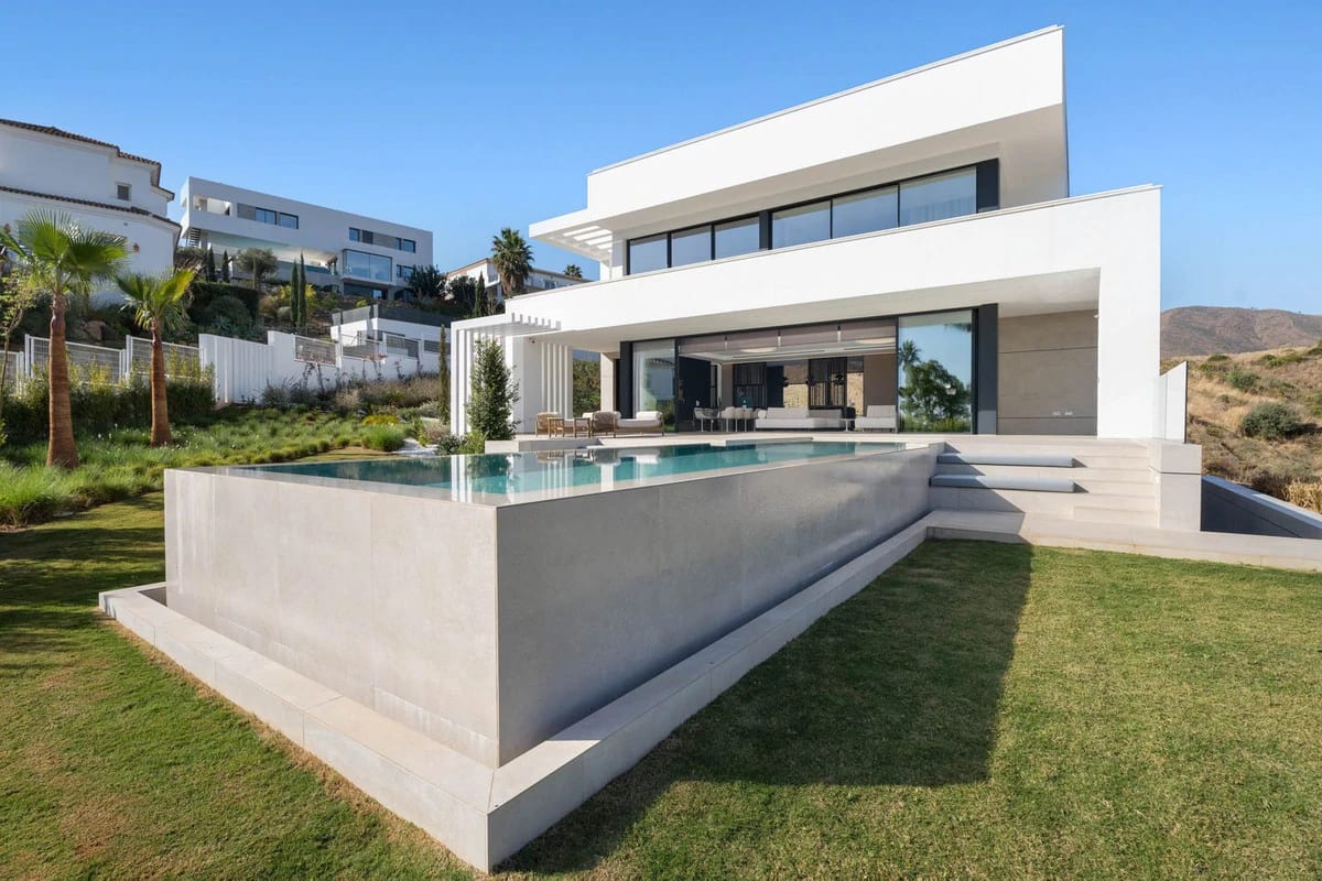 Villas with Expansive Private Gardens · Photo 14