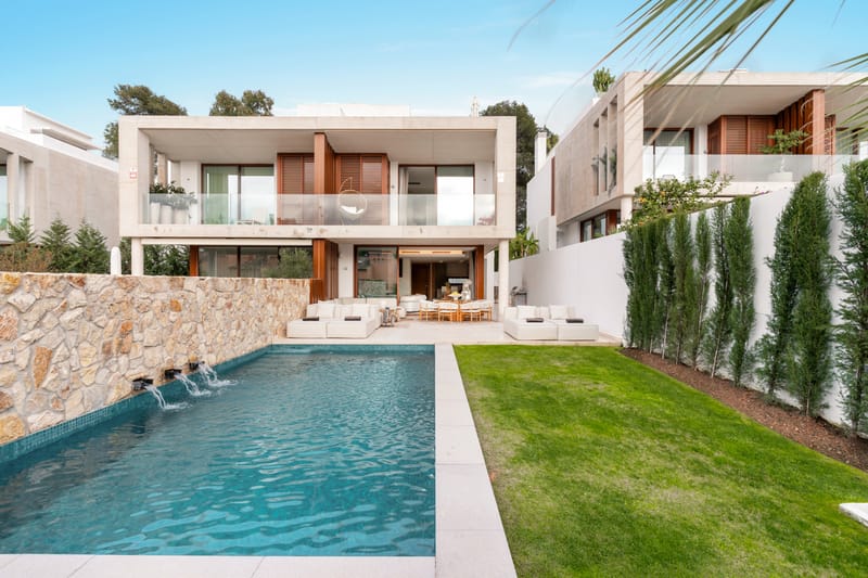 EXCLUSIVE VILLA WITH PRIVATE POOL, JACUZZI &amp; OUTDOOR CINEMA ON MARBELLA’S GOLDEN MILE