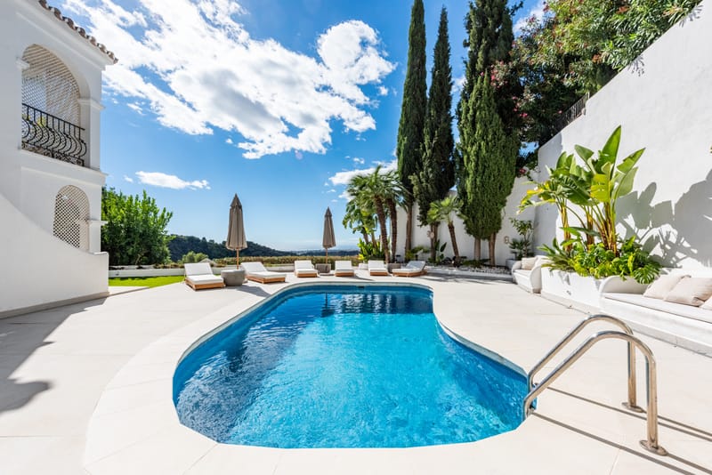 Semi-detached house with amazing viewings