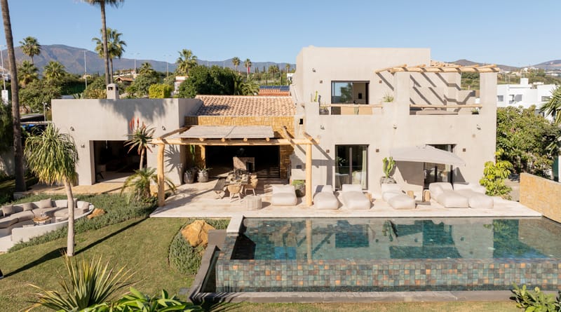 Single Luxury Villa in Selwo: Fusion of Exotic Styles with Sea Views