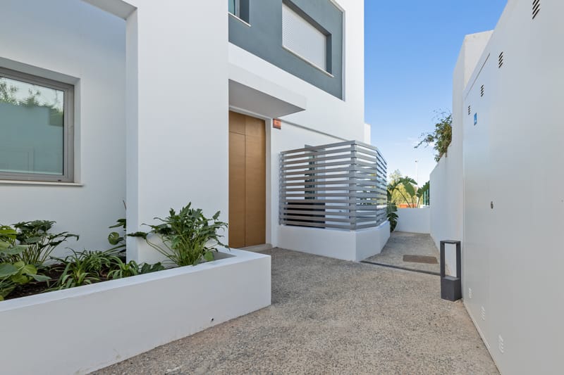 Luxury Corner Villa in Treetops, San Pedro de Alcántara – Private Garden, Jacuzzi & Panoramic Valley Views